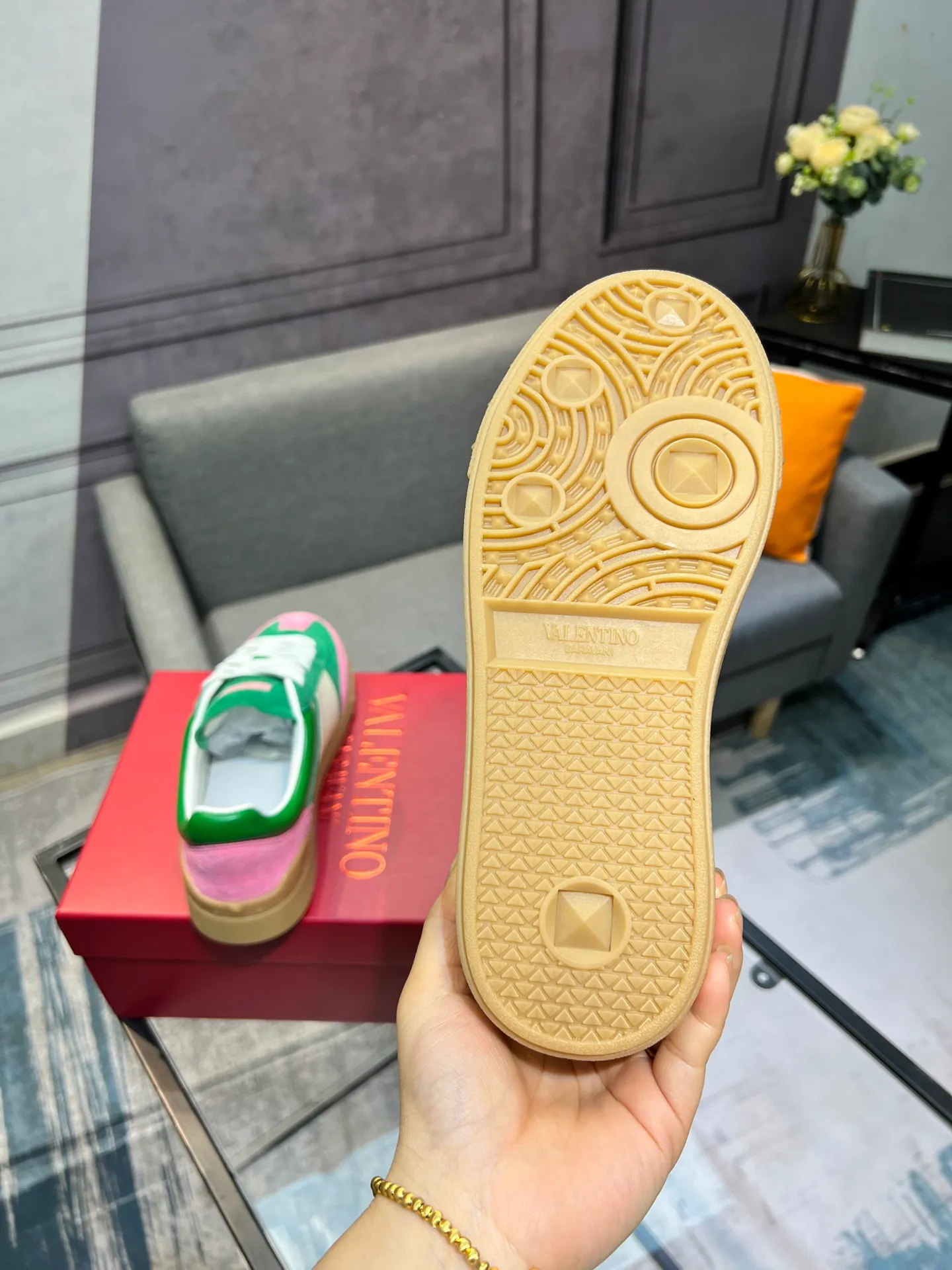 Men's shoes 💰620 👉🌹🌹VALENTINO counter synchronized new low-top casual sports shoes 👍Professional and high-end, perfect replica, first-class quality! 👍All made of original 1:1 materials, exclusive mold opening! 👍High mercerized cowhide fabric 👍TPU outsole, comfortable and wear-resistant, brand injection insole, 👍Full set of high-end counter packaging 👍All details are customized with 1:1 mold, striving for perfection! 👍Couple style female 35-41, male 38-46 (female 41, male 45 46 customized)